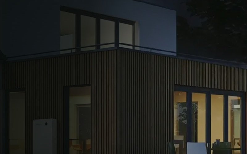 Woning in de avond tijdens een stroomstoring